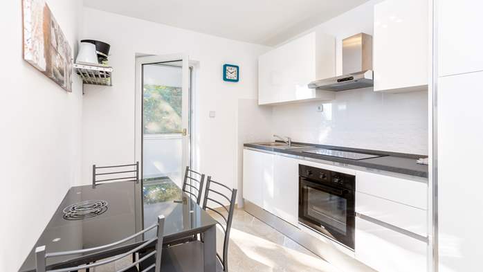 Helles Apartment mit farbenfrohen Details für 4 Personen und WLAN, 1