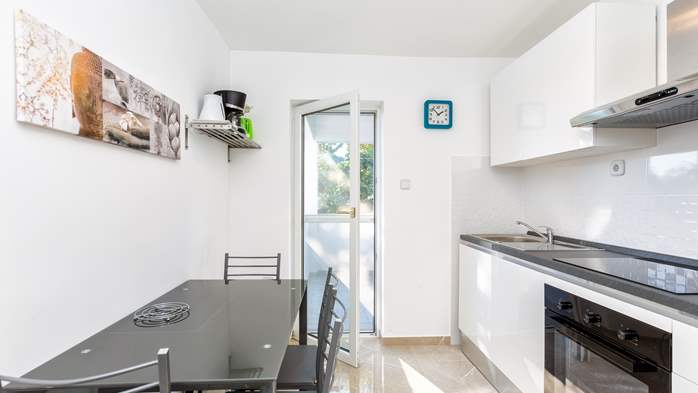 Helles Apartment mit farbenfrohen Details für 4 Personen und WLAN, 2