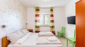 Helles Apartment mit farbenfrohen Details für 4 Personen und WLAN, 3
