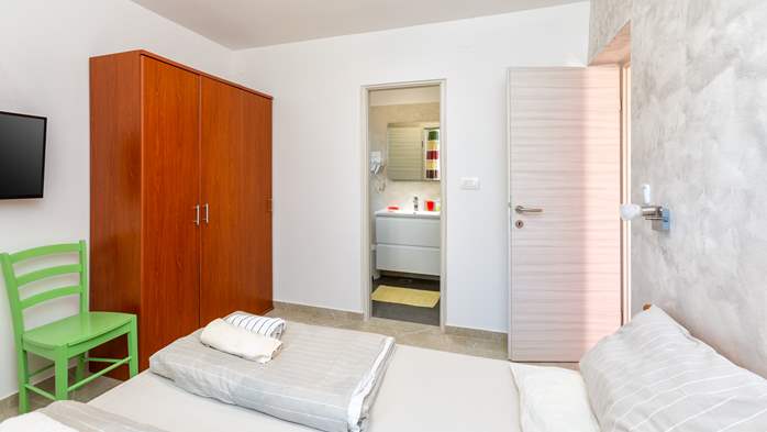 Helles Apartment mit farbenfrohen Details für 4 Personen und WLAN, 4