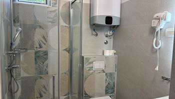 Helles Apartment mit farbenfrohen Details für 4 Personen und WLAN, 8