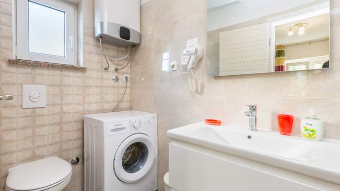 Helles Apartment mit farbenfrohen Details für 4 Personen und WLAN, 5