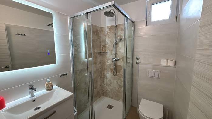 Helles Apartment mit farbenfrohen Details für 4 Personen und WLAN, 9