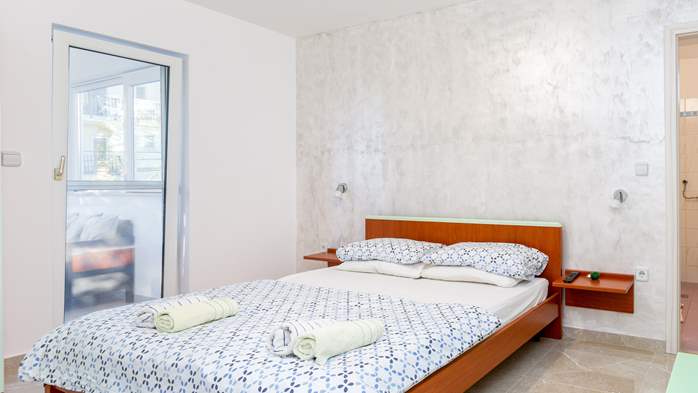 Helles Apartment mit farbenfrohen Details für 4 Personen und WLAN, 8