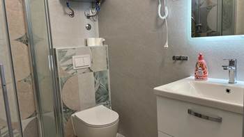 Helles Apartment mit farbenfrohen Details für 4 Personen und WLAN, 9