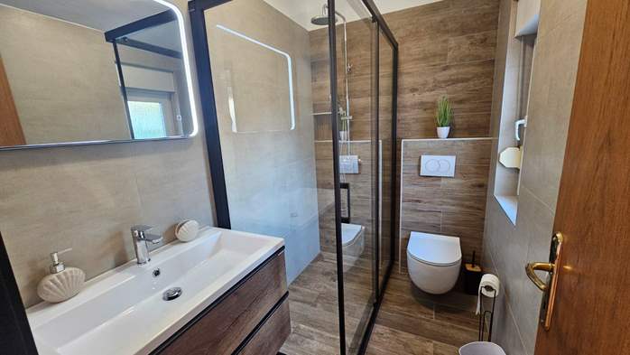 Klimatizirani apartman za 4 osobe s dvije spavaće sobe, parking, 12