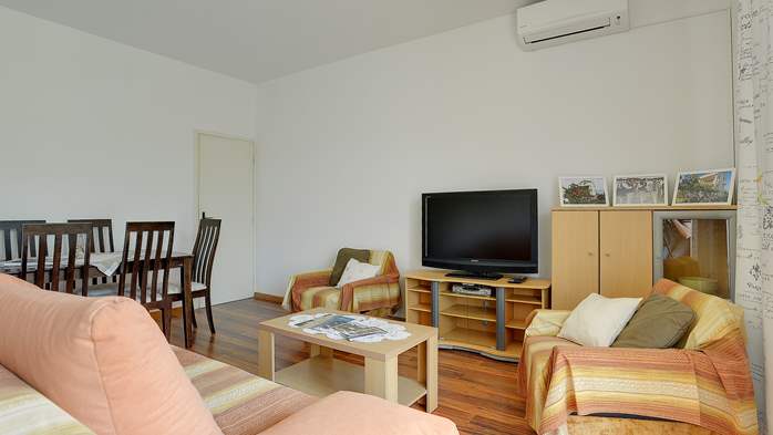 Bright and spacious apartment for up to 8 persons, free WiFi, 2