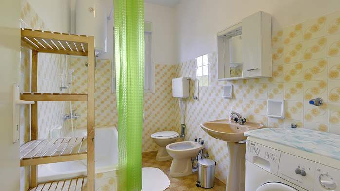 Helles und geräumiges Apartment für bis zu 8 Personen, WLAN, 13