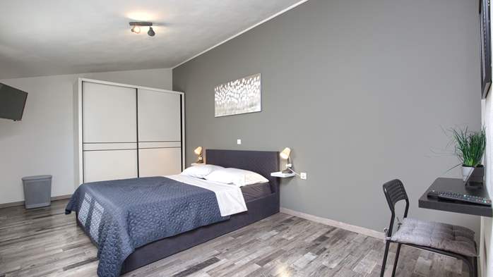 Charming house with swimming pool and garden for up to 6 people, 28