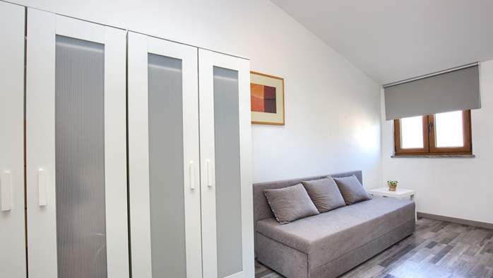 Charming house with swimming pool and garden for up to 6 people, 32