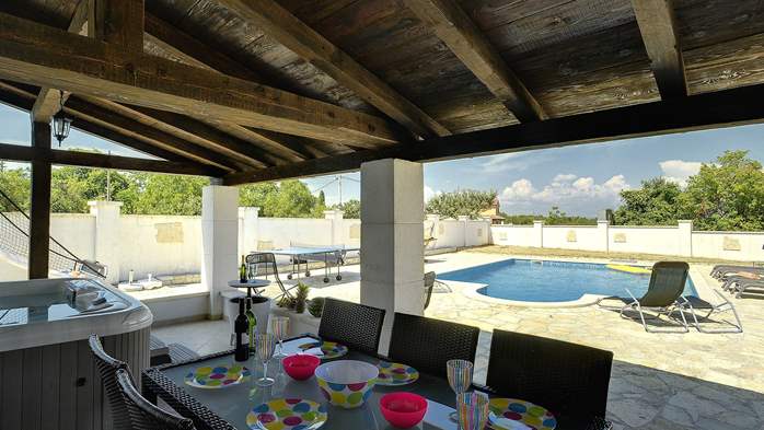 Fantastic villa with outdoor pool and jacuzzi for 10 persons, 27