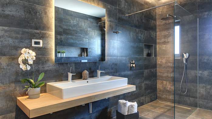 Exquisite villa for 12 people with private pool and Finnish sauna, 14