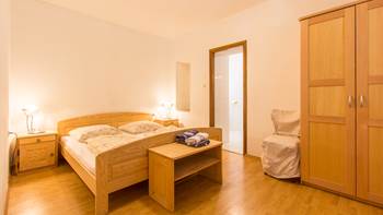 Room with private bathroom, WiFi, shared pool, 4