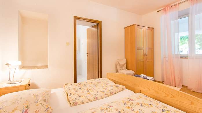 Room with private bathroom, WiFi, shared pool, 5