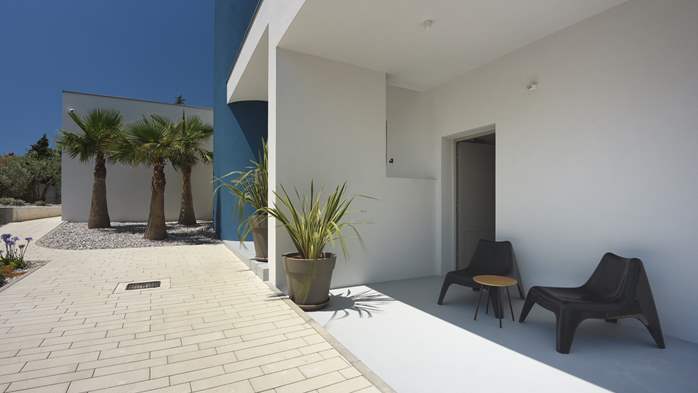 Moderne Villa mit Meerblick und Außenküche, 51
