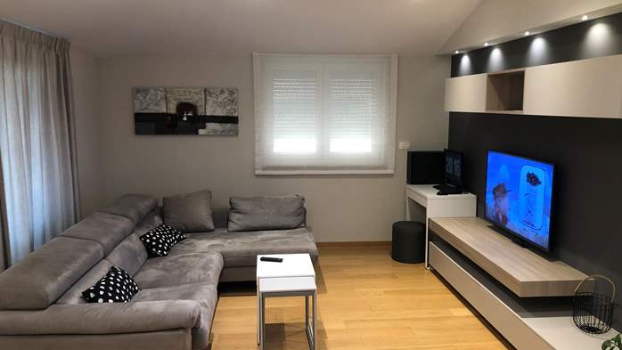 Spacious and modern apartment with 2  bedrooms and WiFi, 2