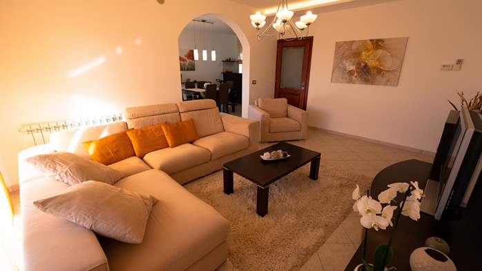Spacious apartment with private pool for 6 persons, 3