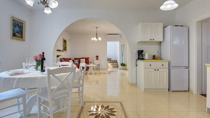 Villa with pool and 3 bedrooms in a quiet location in Medulin, 24