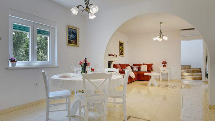 Villa with pool and 3 bedrooms in a quiet location in Medulin, 25