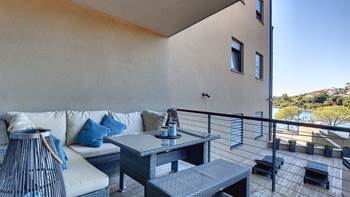 The spacious Sea apartment is located a few steps from the beach, 15