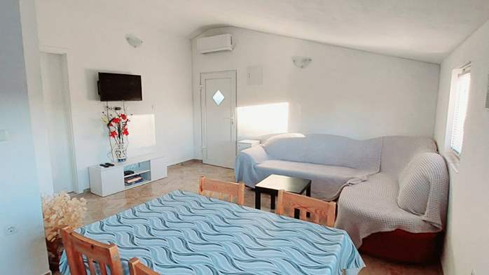 A family house in Medulin offers an apartment for 2-4 people, 3