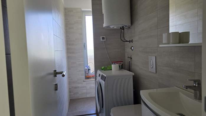 Newly built modern apartment in Medulin for 6 people, 11