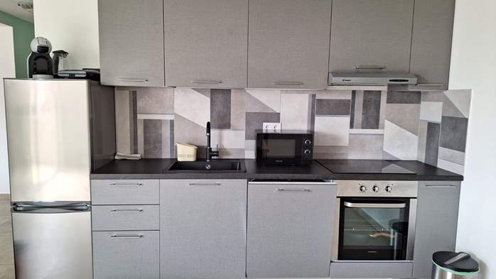 Newly built modern apartment in Medulin for 6 people, 4