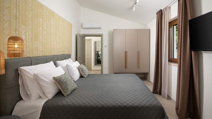 Stone villa with swimming pool and olive grove in the quit area, 38