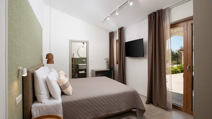 Stone villa with swimming pool and olive grove in the quit area, 42