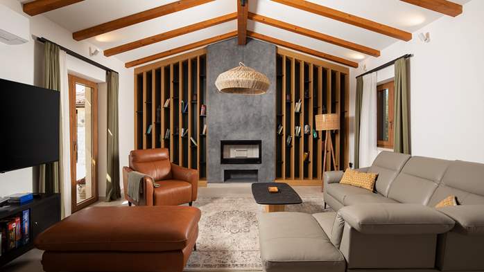 Stone villa with swimming pool and olive grove in the quit area, 27