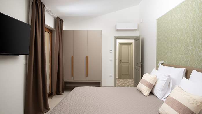 Stone villa with swimming pool and olive grove in the quit area, 44