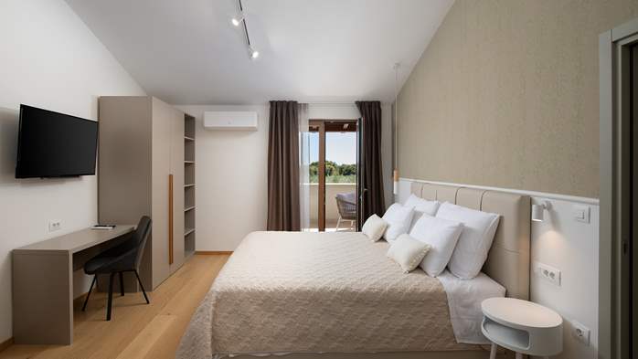 Stone villa with swimming pool and olive grove in the quit area, 51