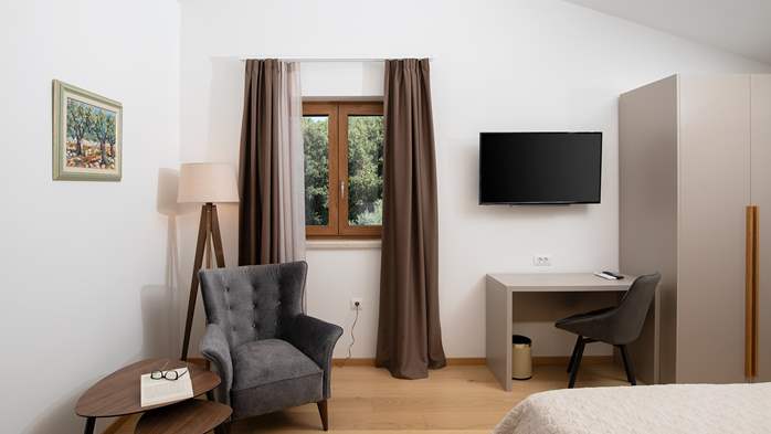 Stone villa with swimming pool and olive grove in the quit area, 52