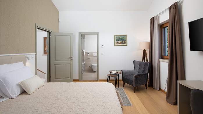 Stone villa with swimming pool and olive grove in the quit area, 50