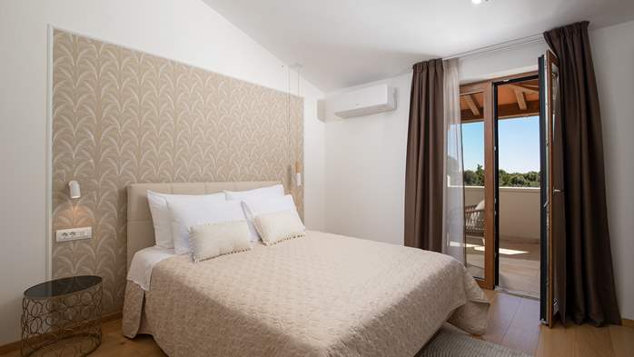 Stone villa with swimming pool and olive grove in the quit area, 55