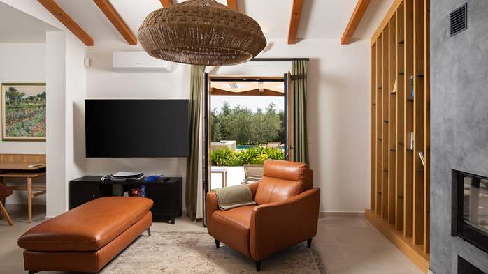 Stone villa with swimming pool and olive grove in the quit area, 29