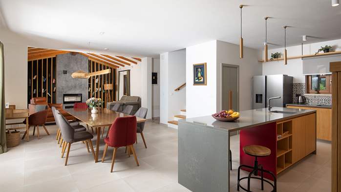 Stone villa with swimming pool and olive grove in the quit area, 33