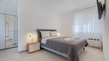 Apartment for 5 people with swimming pool, terrace and parking, 10