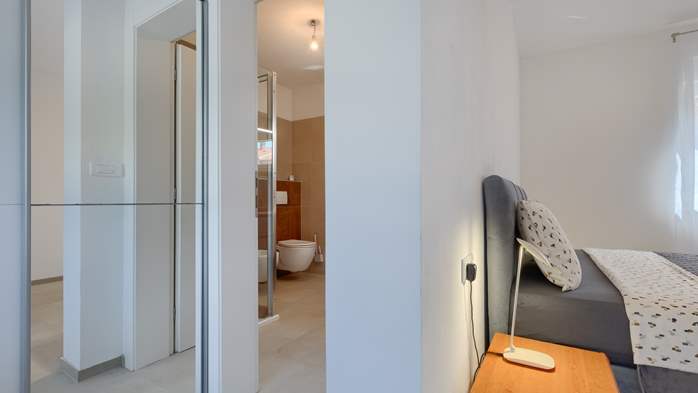 Appartamento per 5 persone con piscina, terrazza e parcheggio, 12