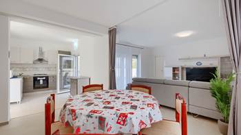 Apartment for 5 people with swimming pool, terrace and parking, 8