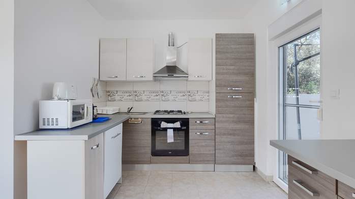 Appartamento per 5 persone con piscina, terrazza e parcheggio, 6