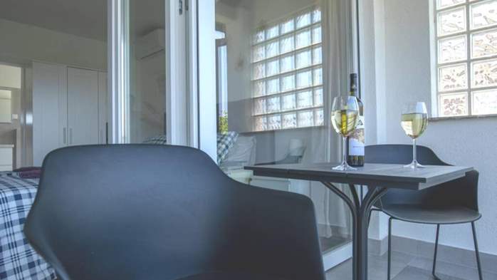 Casa Flores a Peroj, ideale per 8 persone, con piscina e adatta a, 28