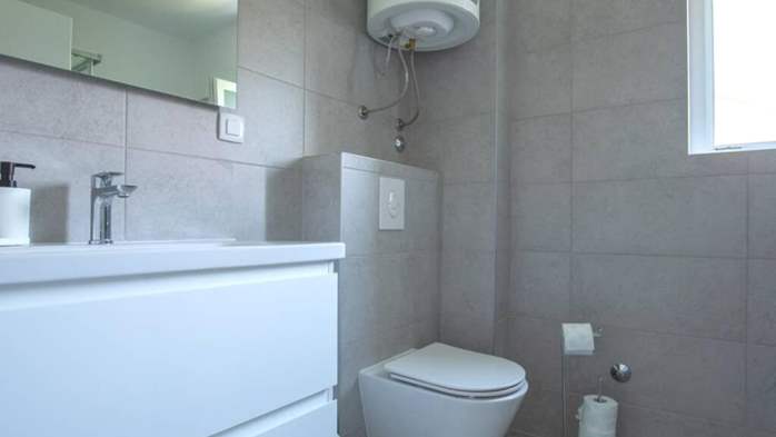 Casa Flores a Peroj, ideale per 8 persone, con piscina e adatta a, 25