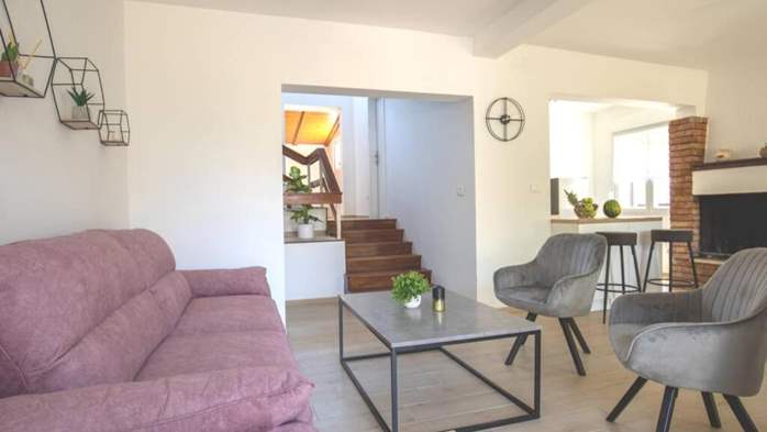 Casa Flores a Peroj, ideale per 8 persone, con piscina e adatta a, 10