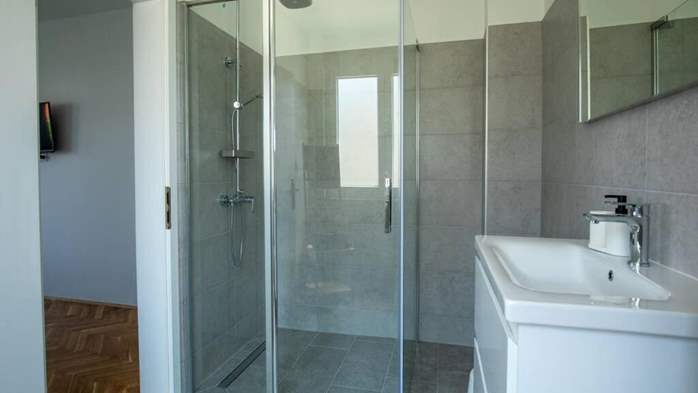 Casa Flores a Peroj, ideale per 8 persone, con piscina e adatta a, 27