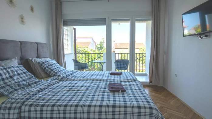 Casa Flores a Peroj, ideale per 8 persone, con piscina e adatta a, 18