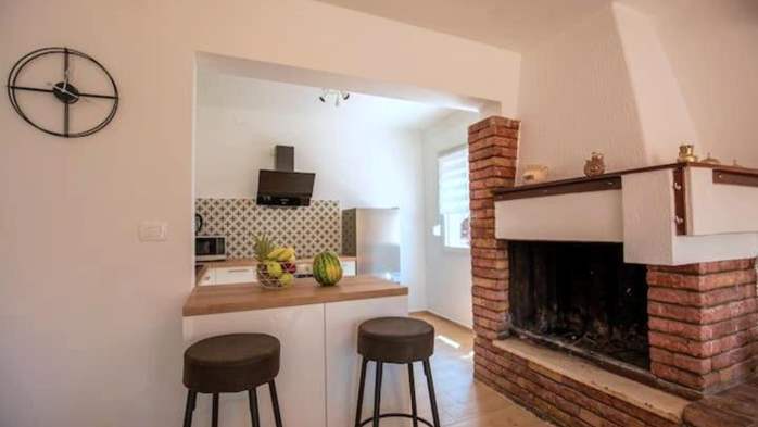 Casa Flores a Peroj, ideale per 8 persone, con piscina e adatta a, 11