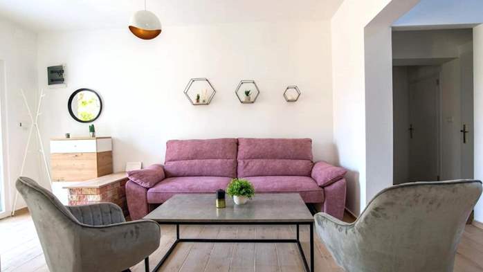 Casa Flores a Peroj, ideale per 8 persone, con piscina e adatta a, 9