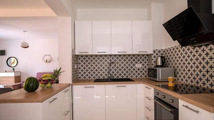 Casa Flores a Peroj, ideale per 8 persone, con piscina e adatta a, 12