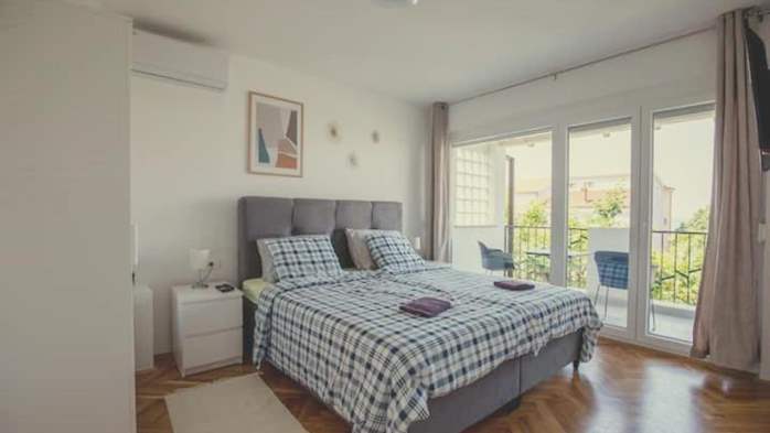 Casa Flores a Peroj, ideale per 8 persone, con piscina e adatta a, 16